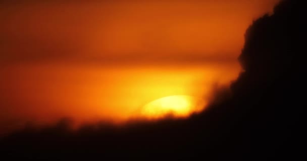 Όμορφο Βίντεο Ηλιοβασίλεμα Πορτοκαλί Ουρανό Στον Οποίο Κίτρινος Ήλιος Δύει — Αρχείο Βίντεο