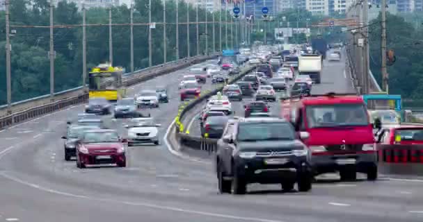 Birçok Arabanın Yolda Hareket Ettiği Bir Zaman Aralığı Yoldaki Trafikteki — Stok video
