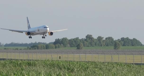 Ucrania Kiev 2020 Avión Pasajeros Azure Aterrizaje Aéreo Aeropuerto Internacional — Vídeo de stock