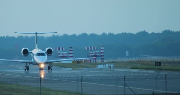 Lekki Samolot Podróżuje Wzdłuż Pasa Startowego Międzynarodowym Lotnisku Godzinach Wieczornych — Wideo stockowe