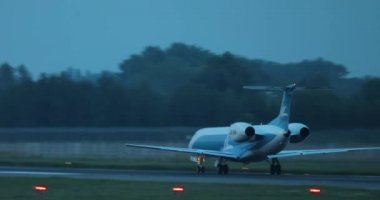 Akşam pistteki uçak hızlanır ve havalanır..