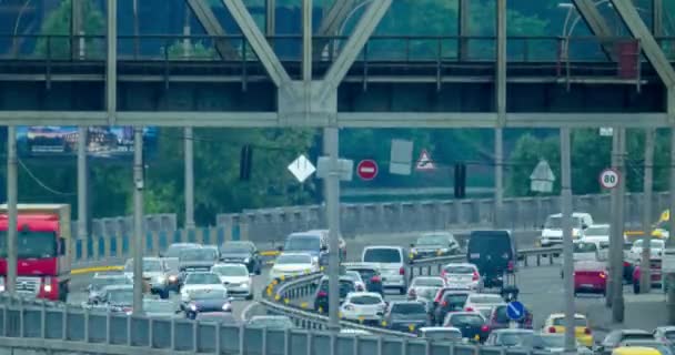Demiryolu Köprüsünün Altından Geçen Yolda Çok Sayıda Arabanın Hareket Ettiği — Stok video