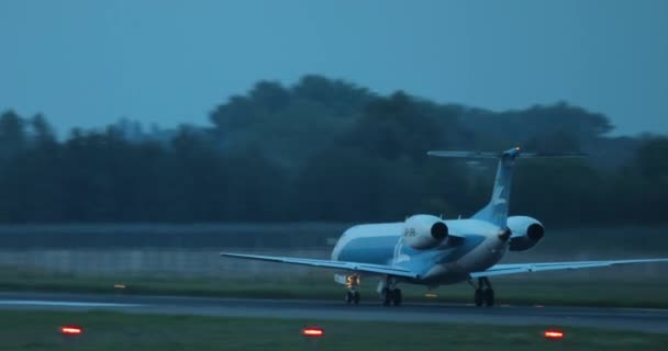 Avión Pista Noche Gana Velocidad Despega — Vídeo de stock