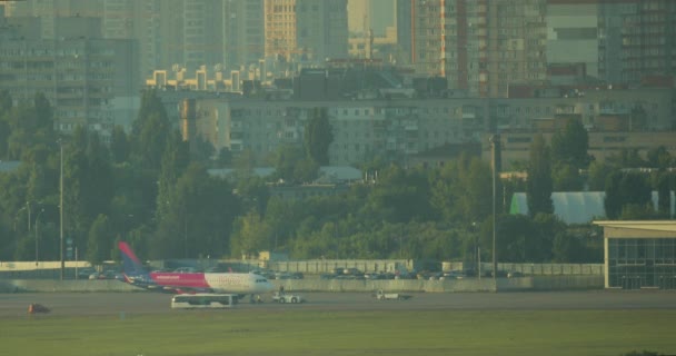 Ukraine Kiew Flughafen Zhulyany 2020 Wizzair Flugzeug Steht Auf Dem — Stockvideo