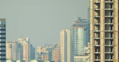 Modern gökdelenler alçak açılı şehir manzarası