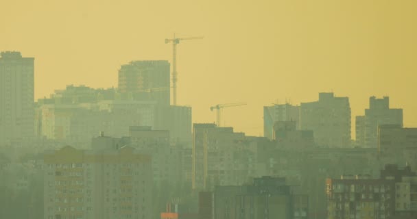日没時の街並みの美しいビデオ 黄色の太陽の光と高層ビル 多くのテクスチャの高層ビル 都市の背景のビデオ — ストック動画