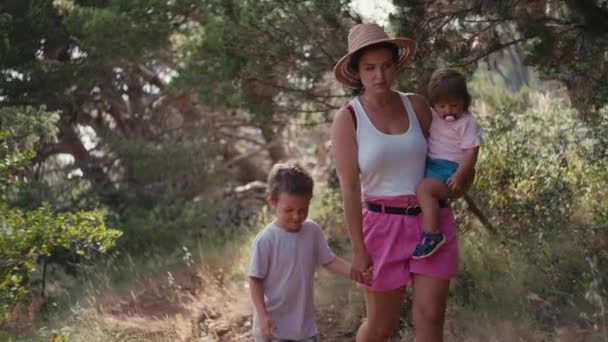 Mamma Cammina Con Bambini Nel Parco Bella Giovane Donna Felici — Video Stock