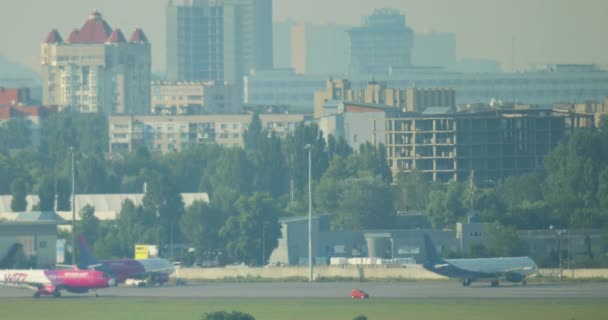 Ukraine Kiew Flughafen Zhulyany 2020 Wizzair Flugzeug Geht Vor Dem — Stockvideo