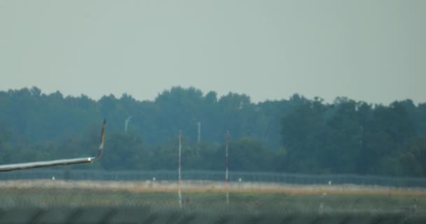 Ucrania Kiev Aeropuerto Borispol 072020 Avión Ranair Despega Pista Avión — Vídeos de Stock