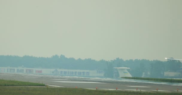 Pequeño Avión Aterriza Pista Del Aeropuerto Las Ruedas Del Avión — Vídeo de stock