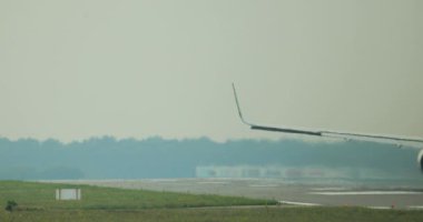 Uçak kalkıyor. Uçağın pistten kalkış sahnesine baktığımızda uçağın yerden nasıl havalandığını ve gökyüzüne doğru uçtuğunu görüyoruz..