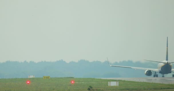 Yolcu Uçağı Havaalanından Kalkıyor Yüksek Kalite Görüntü — Stok video