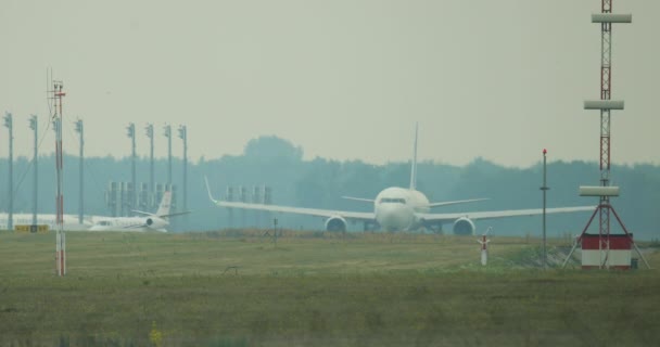 ウクライナKyiv Boryspil空港 072020 空港は大きな航空会社への道を横断する小さな飛行機です 2機の飛行機がフレーム内を移動中 — ストック動画