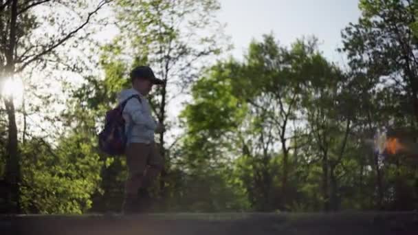 Маленький Мальчик Рюкзаком Гуляет Лесу Закате Ребенок Отправляется Поход Горы — стоковое видео