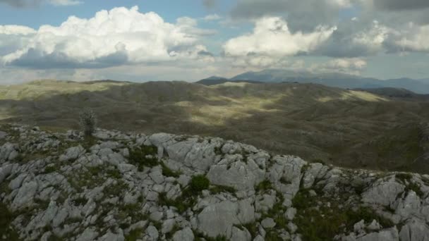 ドローンのピーク 崖や風景と山の上を飛んでいます ここでは 山の上に影を投げテクスチャ雲を見ることができます 空中射撃マケドニア 高品質4K映像 — ストック動画