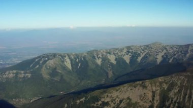 Makedonya 'yı hava saldırısı vurdu. Dağ sıralarının, bitkilerin ve manzaranın zirvelerini görebileceğiniz dağların üzerinden güzel bir dron uçuşu. Yüksek kalite 4k görüntü
