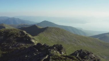 İnsansız hava aracı bulutlu dağların üzerinden uçuyor kayalar ve kayalıklarla, güzel manzaralarla. Makedonya 'nın hava görüntüsü. Yüksek kalite 4k görüntü