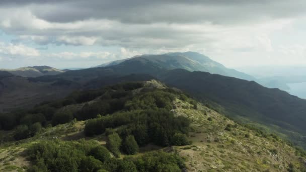 Drohne Fliegt Über Die Berge Einem Dunst Mit Einem Schönen — Stockvideo