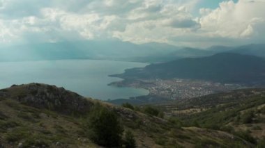 Dron uçuşu dağların tepeleri, kayalıkları ve manzarası olan ve Ohri Gölü 'nü berrak suyla gören bir yer. Makedonya 'yı hava saldırısı vurdu. Yüksek kalite 4k görüntü
