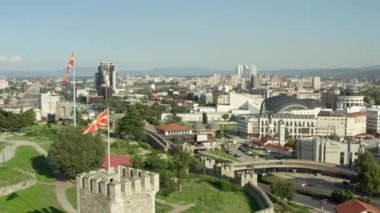 Üsküp Makedonya havacılık manzarası. Şehir merkezinde tarihi evler ve caddeleri olan kuleleri, duvarları ve bayrakları olan tarihi bir kalenin üzerinde bir dron uçtu. Yüksek kalite 4k görüntü