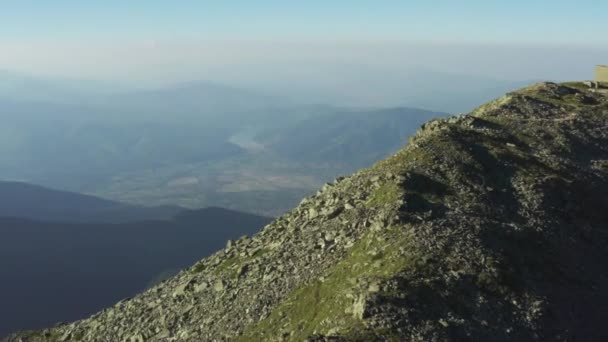 ドローンは山の上をかすみの中で飛行し ガラスの石 イチジク 茂みで雲が美しい空を飛んでいます 空中射撃マケドニア 高品質4K映像 — ストック動画