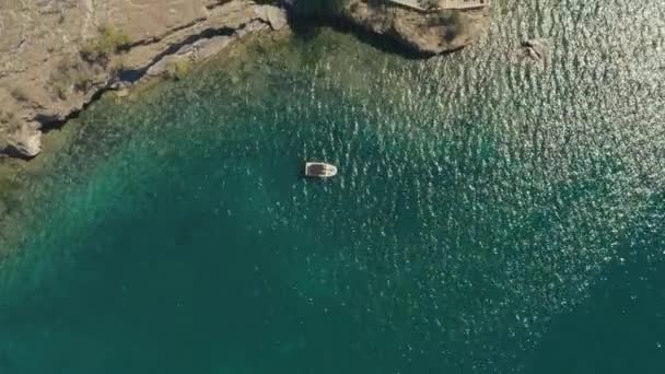 空中からの眺めオフリド マケドニア 無人機は 赤い屋根 ボートが立つ湖の海岸線で家の上を飛行しました 高品質4K映像 — ストック動画