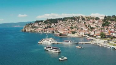 İHA uçuşu Ohri Gölü kıyısı ve yakınındaki tekne ve gemileri görebileceğiniz liman üzerinde. Ohri Makedonya 'nın havadan görünüşü. Yüksek kalite 4k görüntü