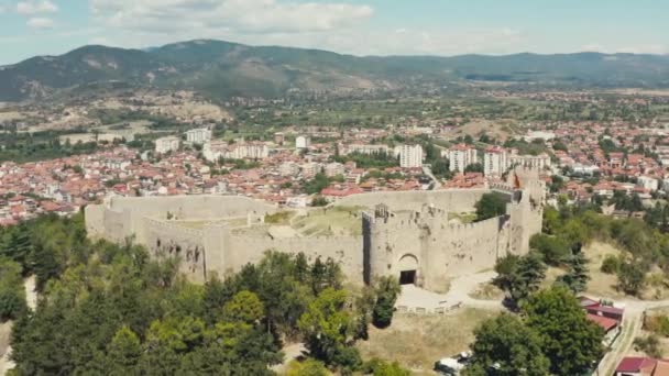 Аэросъемка Охрида Македонии Беспилотное Видео Крепости Башнями Стоящими Горе Окружении — стоковое видео