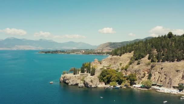 Беспилотное Видео Города Горе Красными Крышами Стоящего Берегу Озера Красивым — стоковое видео