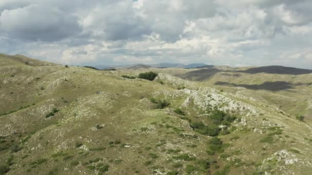 山や風景の中にピーク 美しい風景 道路と山脈のドローンビデオ 空中射撃マケドニア 高品質4K映像 — ストック動画