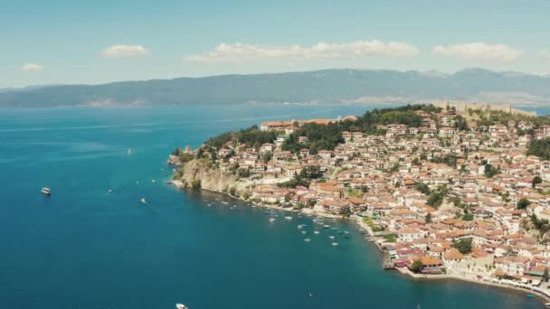 Drone Vidéo Une Ville Sur Une Montagne Avec Des Toits — Video
