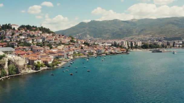 가아름다운 풍경을 호수의 기슭에 모습을 영상입니다 공중에서 오흐리드 마케도니아가 보인다 — 비디오
