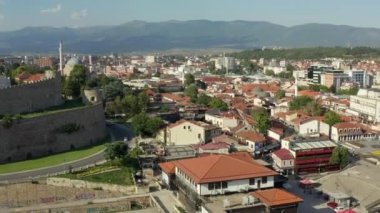 Üsküp Makedonya 'yı Arial vurdu. Eski tarihi merkez, kale ve caddeleri, meydanları ve manzarası olan yeni evler üzerinde insansız hava aracı uçuşu. Yüksek kalite 4k görüntü