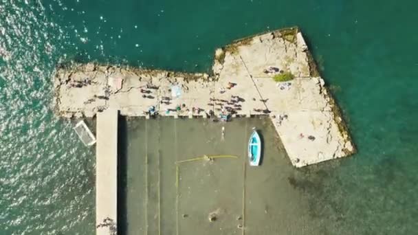从空中俯瞰奥赫里德马其顿 无人机在湖上的码头上空飞行 你可以看到人们在那里游泳 还有一艘停着的船 高质量的4K镜头 — 图库视频影像