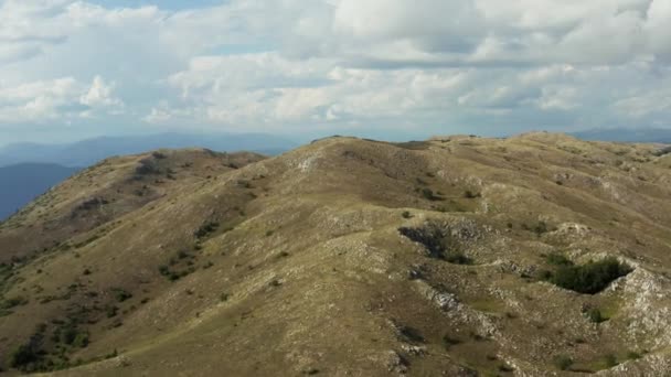 Drone Wideo Pasma Górskie Szczytami Skały Klify Piękny Krajobraz Drogi — Wideo stockowe