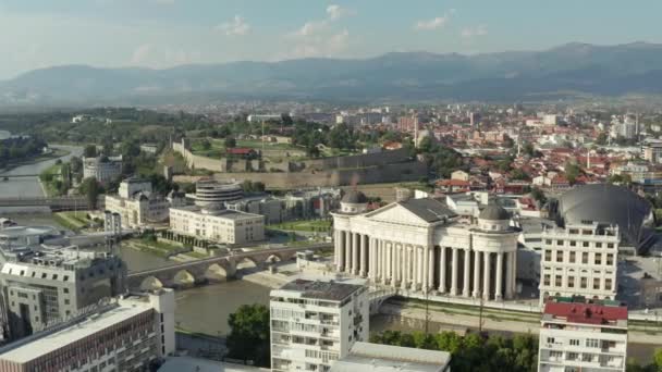 Drone Video Del Edificio Del Parlamento Pie Orilla Del Río — Vídeo de stock