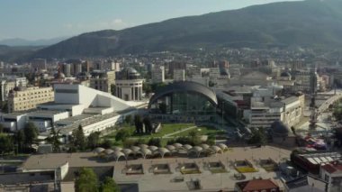 Video merkezinin İHA 'sı eski ve modern binaların kareleriyle inşa edilecek. Üsküp Makedonya 'nın havadan görünüşü. Yüksek kalite 4k görüntü