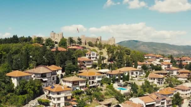 Letecký Záběr Ohrid Makedonie Dronové Video Pevnosti Věžemi Stojící Hoře — Stock video