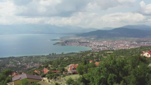 Dron Přeletí Hory Štíty Skálami Krajinou Odkud Výhled Ohridské Jezero — Stock video