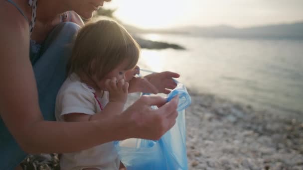 Mamaz Kind Maakt Afval Schoon Het Strand Aan Zee Ecologie — Stockvideo