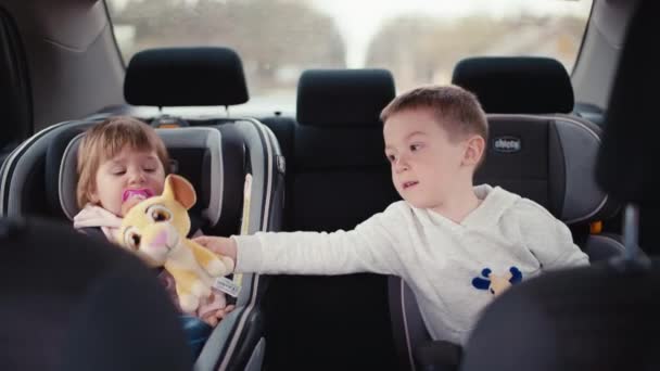 Çocuklar Arabada Aileyle Seyahat Ederken Oyuncaklarla Oynarlar Çocuk Oto Koltuğunda — Stok video