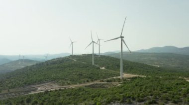 Dağlarda elektrik üreten yel değirmenleri. Alternatif enerji kaynakları, rüzgar enerjisi çevre dostu ve temizdir.