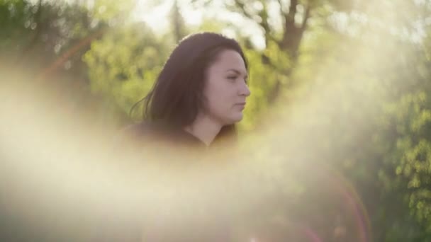 Nahaufnahme Einer Kaukasierin Die Bei Sonnenuntergang Park Rennt Mädchen Beim — Stockvideo