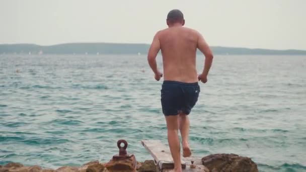 휴가중인 바다로 뛰어드네요 바다에서 휴가를 보내는 남자의 — 비디오