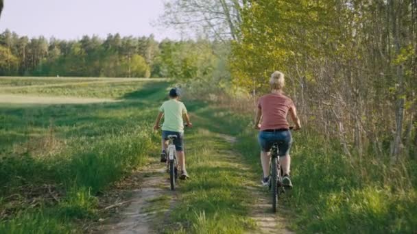 Anne Oğlu Parkta Bisiklet Sürüyor Doğada Aile Bisikleti Birlikte Geçirdiğimiz — Stok video