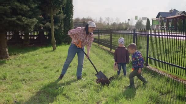 妈妈带着孩子们在花园里种树 与父母一起园艺和帮助儿童 一起工作 — 图库视频影像