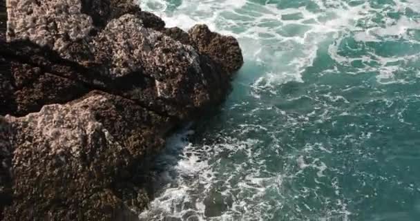 Πλάνα Του Μαυροβουνίου Όμορφο Βίντεο Κύματα Συντρίβεται Πάνω Στα Βράχια — Αρχείο Βίντεο