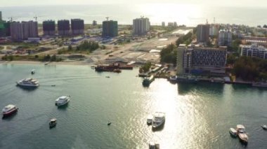 Havadan Maldivler 'i çektik. Adanın üzerinde bir insansız hava aracı uçurmak ve Hint Okyanusu 'nun sularıyla yıkanmak. İçinde gemi ve tekneler olan bir liman var. Yüksek kalite 4k görüntü