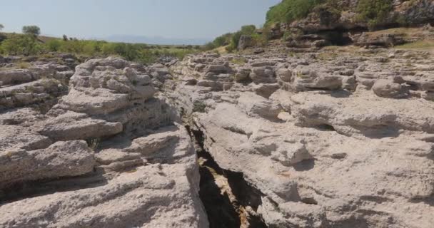 モンテネグロのナイアガラの滝のショット 小さな水があり あなたが美しい風景や岩を見ることができる乾季の滝のビデオ 高品質4K映像 — ストック動画