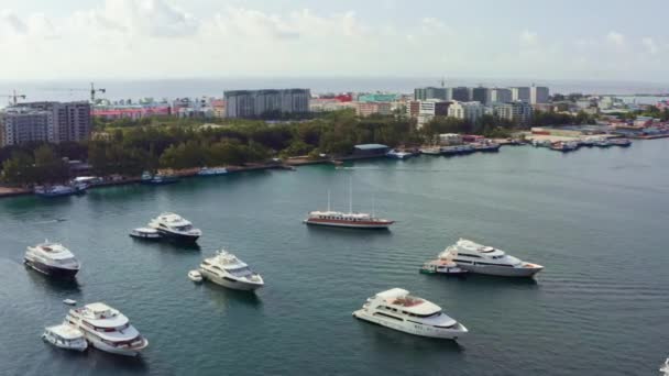 Aerial Sköt Manliga Maldiverna Drönare Video Stad Med Hus Och — Stockvideo